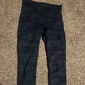 Vuori Camo Black Daily Legging Size Small Excellent